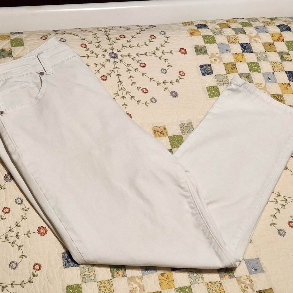 Style & Co. Curvy Capri white jeans,  size 6
